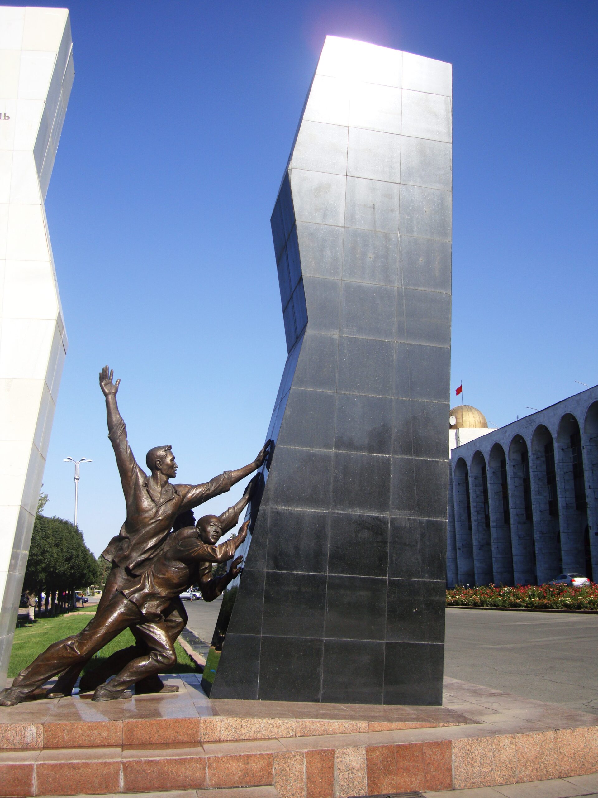 monument victimes liberte bichkek kirghizistan