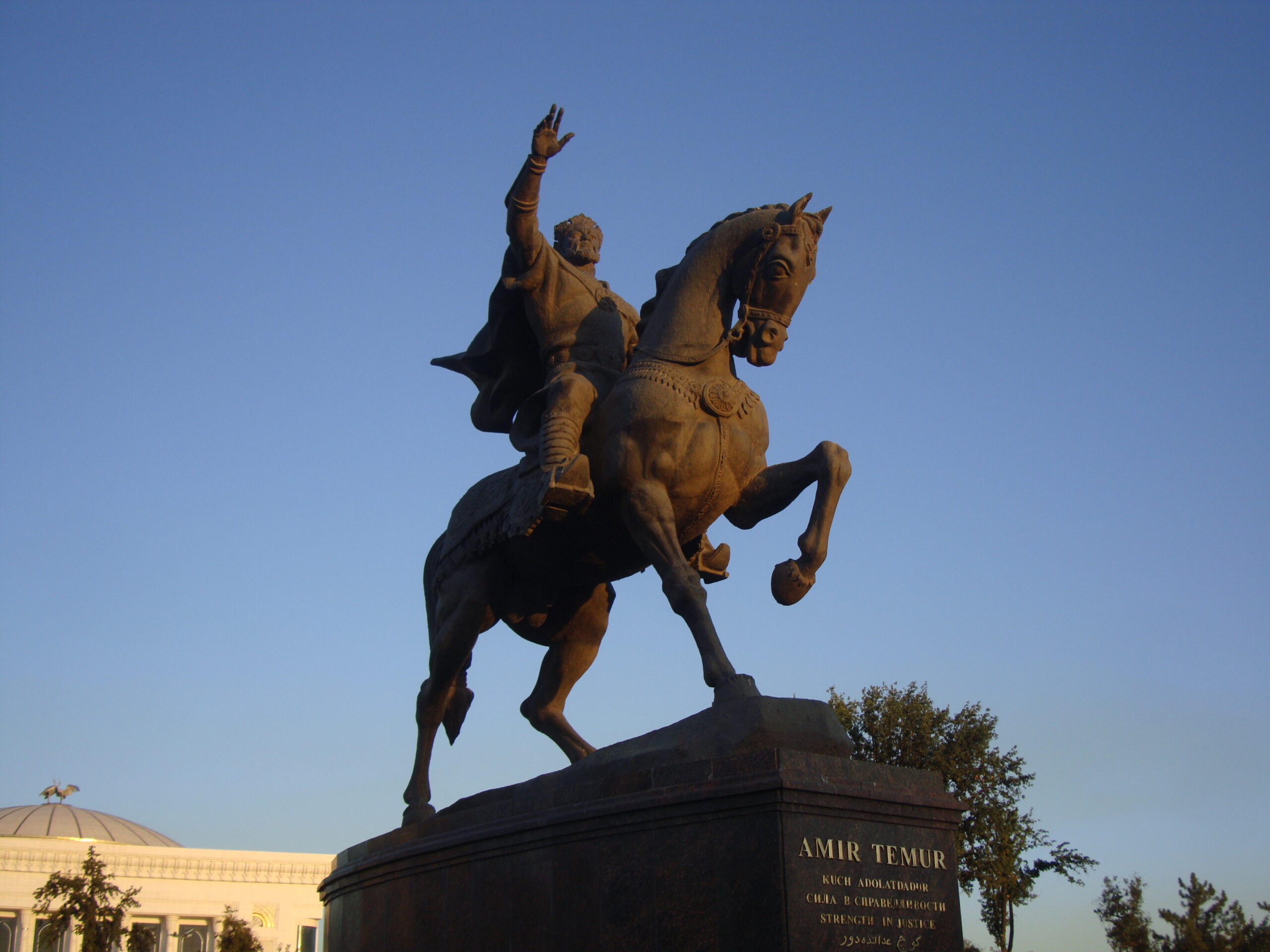 statue timur place tachkent ouzbekistan