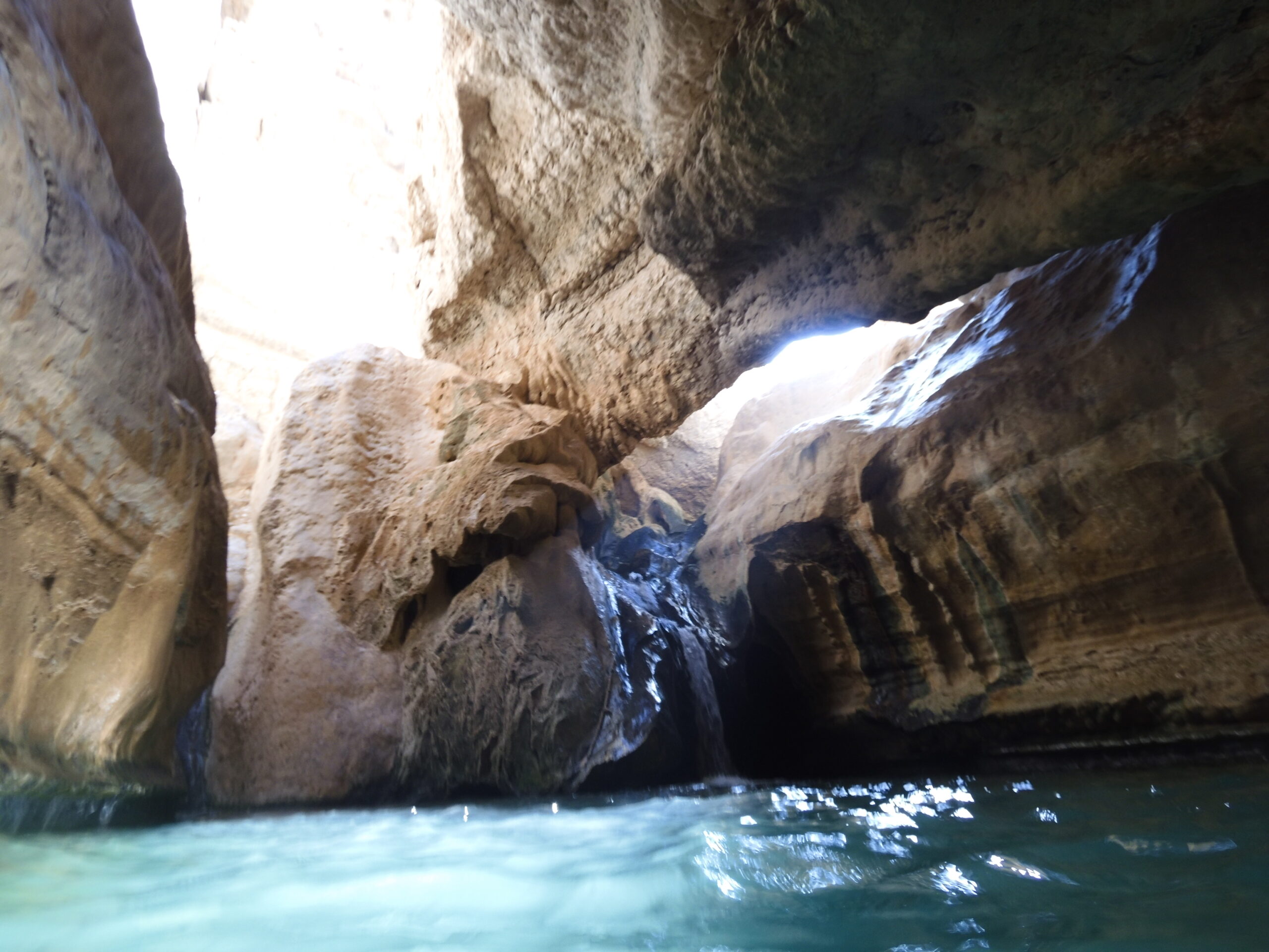 grotte secrete wadi shab oman